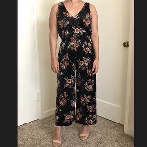 🔺🔺SOLD ——Floral velvet jumpsuit. 🌻🌼🌻